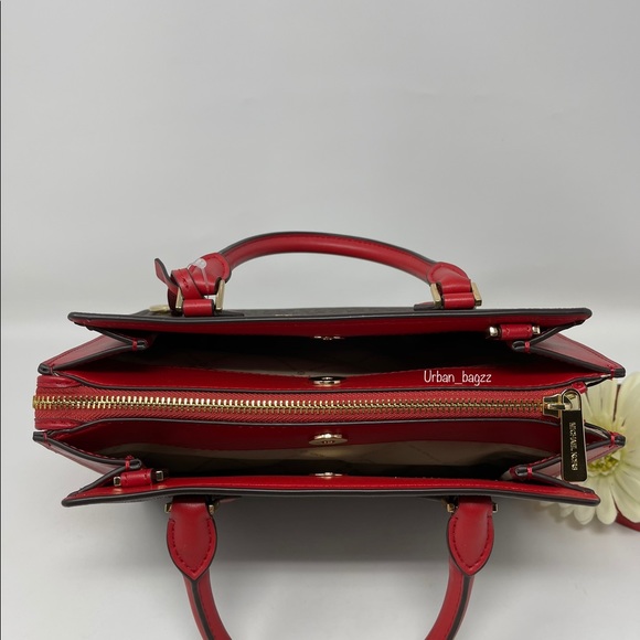 Michael Kors Hope Medium Messenger - Picture 10 of 12